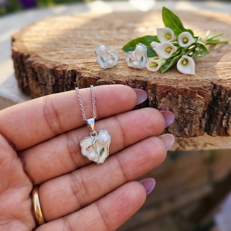 The Ivory Duchess Pendant Set in 925 Sterling Silver (Pearl & Enamel)